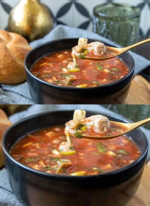 Tomaten-Groentesoep met Gehaktballetjes: Een Voedzame Maaltijdsoep