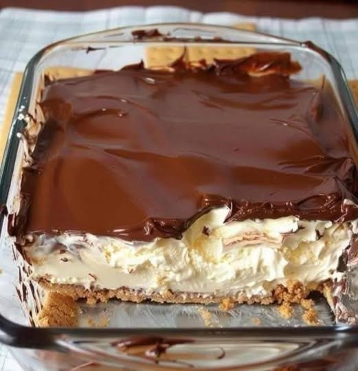 No-Bake Pindakaas Eclair Cake
